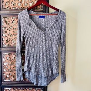**$8 IN ANY BUNDLE** SIMPLY STYLED Women’s Heather Gray Henley Sweater Size M